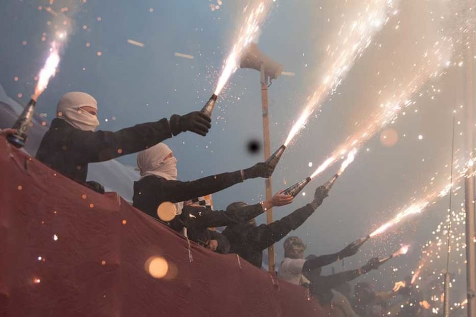 Vier Fans, die während des Spiels Pyrotechnik abbrannten wurden erwischt. Gegen sie wurde Anzeige erstattet.
