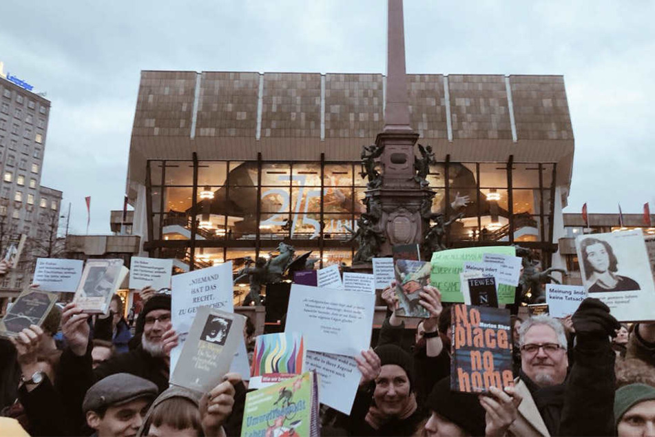 Ein "antifaschistisches Büchermeer" auf dem Augustusplatz.