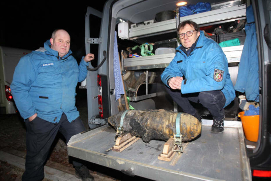 Die Bombe wurde erfolgreich von Ralf Kuhlpeter (links) und Karl-Heinz Clemens entschärft.
