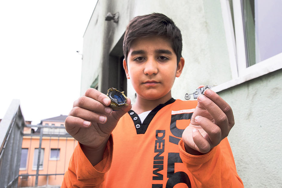 Ibrahim Ismail Turan (10), der Sohn des Imam, zeigt den verrußten Verschluss
einer Plastikflasche. Offenbar Reste des Sprengsatzes.