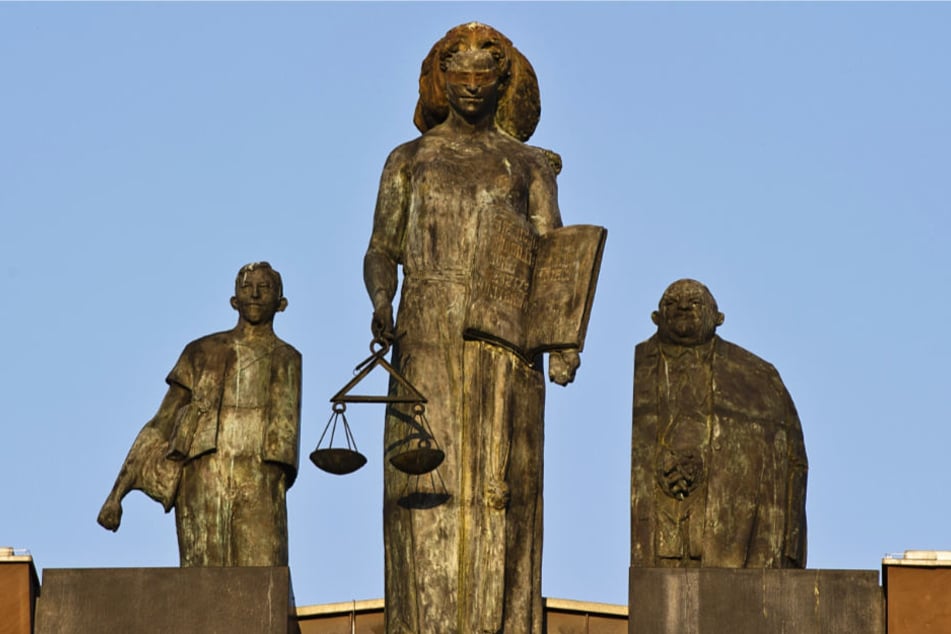 Eine Statue der Justitia steht auf dem Dach des Darmstädter Landgerichts.