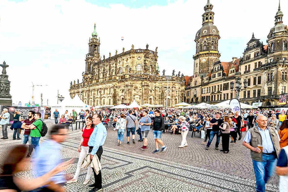 Auf dem Theaterplatz in Dresden wurden zwei Frauen umarmt.