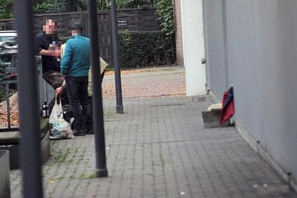 Obwohl das Verbot seit dem 1. Oktober gilt, sind immer noch Trinker in der Stadt unterwegs.
