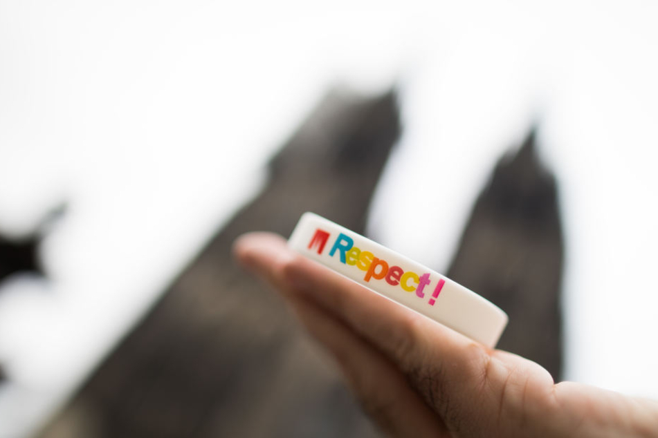 Diese Armbändchen werden in Köln verteilt. Sie sollen für "Frieden und Respekt" an Silvester sorgen.