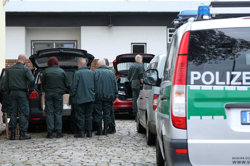 Beamte untersuchen im Oktober Geschäftsräume. (Archivbild)