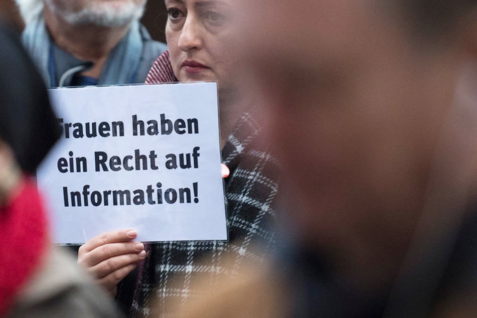Mit einem Plakat mit der Aufschrift "Frauen haben ein Recht auf Information" spricht sich diese Demonstrantin für die Selbstbestimmung von Frauen beim Thema Abtreibung aus (Symbolbild).