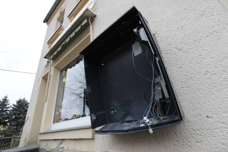 In Mühlau, in der Rosa-Luxemburg-Straße wurde ein Zigarettenautomat gesprengt.