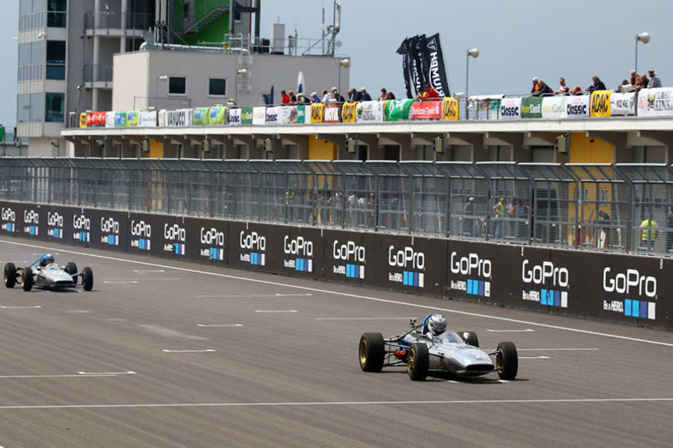 Zum 90. Geburtstag kommen die Rennsportlegenden zurück auf den
Sachsenring.