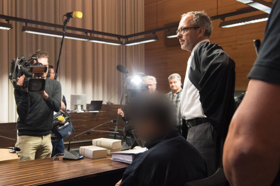 Der Angeklagte Hussein K. mit Handschellen im Landesgericht Freiburg.