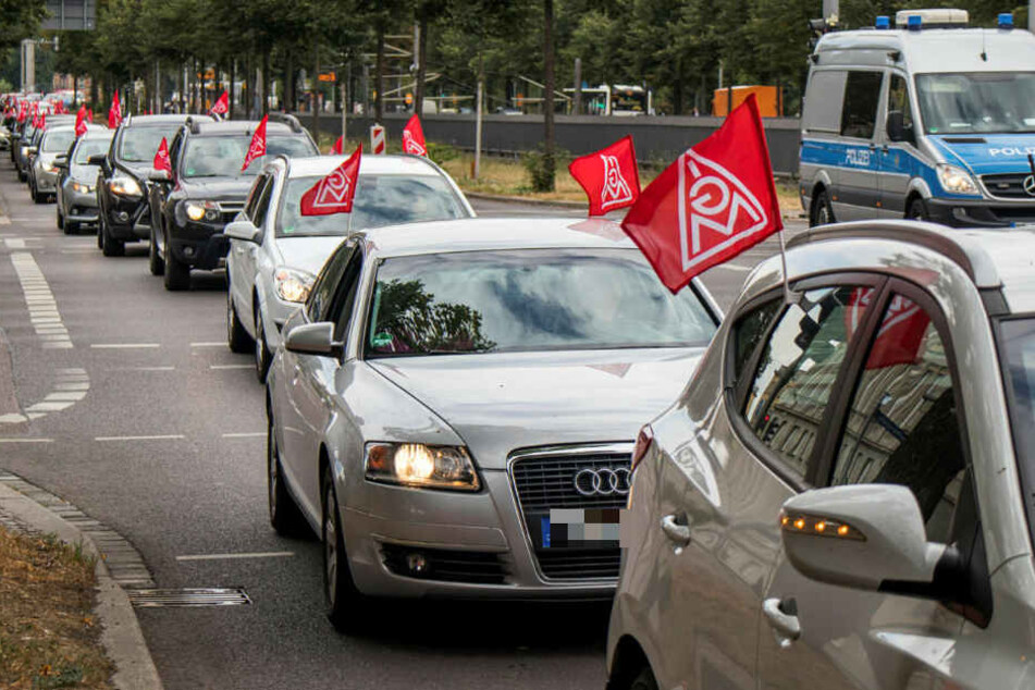 Auf der Jahnallee in Richtung Innenstadt: Die streikenden Gießereiarbeiter veranstalteten am Mittwoch einen Autokorso mit 340 Wagen und 20 Motorrädern.