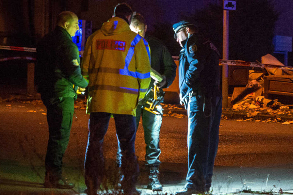 Polizisten am Fundort.