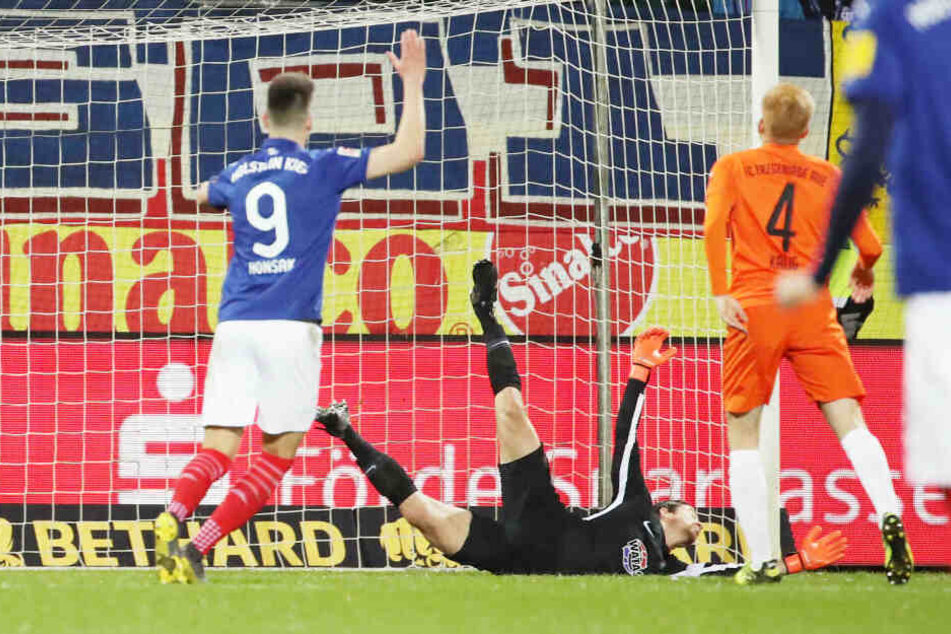 Martin Männel musste in Kiel gleich fünfmal hinter sich greifen.