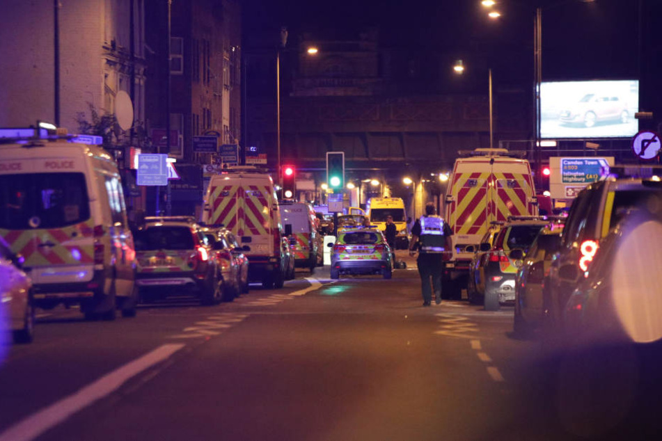 Am Finsbury Park fuhrt der weiße Lieferwagen in Menschen, die gerade vom Nachtgebet in einer Moschee kamen.