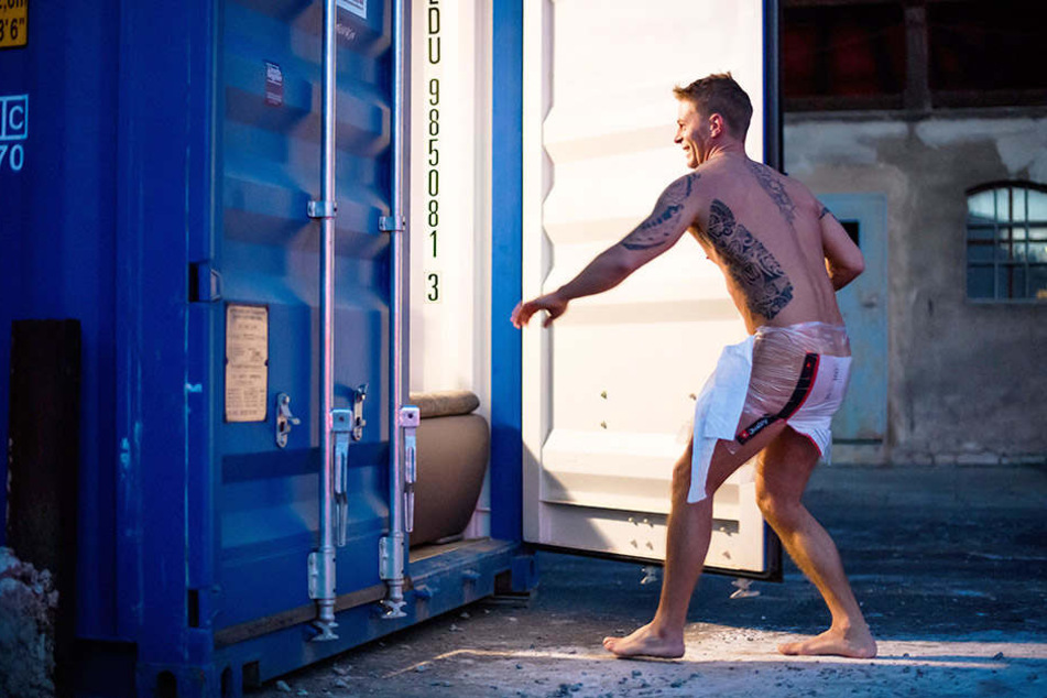 Kandidat Michael rennt mit seinem improvisierten Kostüm zu seinem Container.