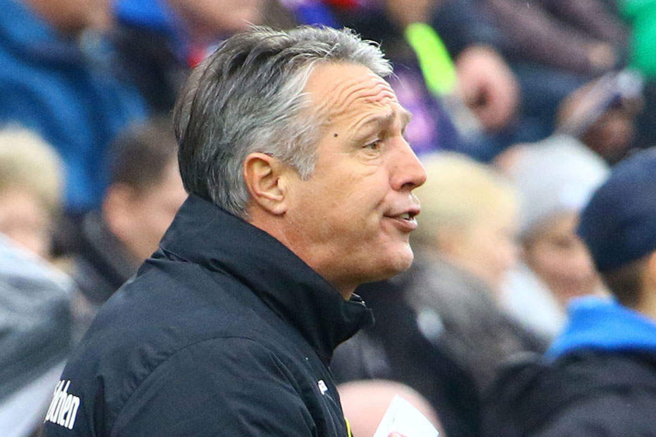 Dynamo-Trainer Uwe Neuhaus verscuhte, das Spiel von außen zu beeinflassen, musste seiner Mannschaft aber ein vernichtendes Zeugnis ausstellen.
