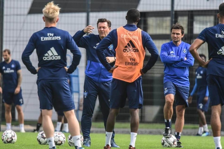 Cheftrainer Christian Titz im Gespräch mit seinen Spielern. Bis Saisonstart sollen noch einige Profis die Hanseaten verlassen.
