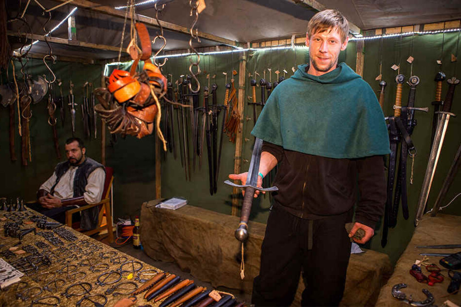 Rustikale Schwerter und Messer aus Tschechien bietet dieser stolze Knappe auf der Messe an.