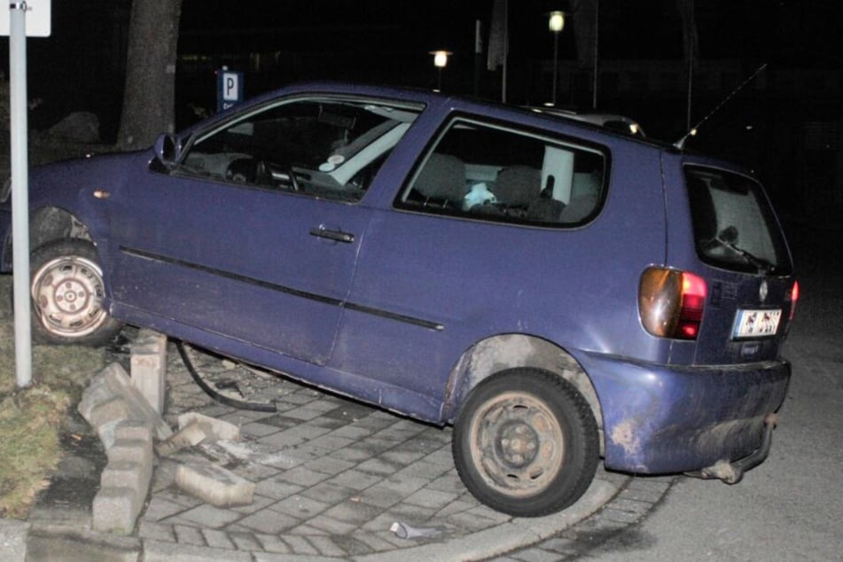 Der Wagen musste nach dem Unfall abgeschleppt werden.