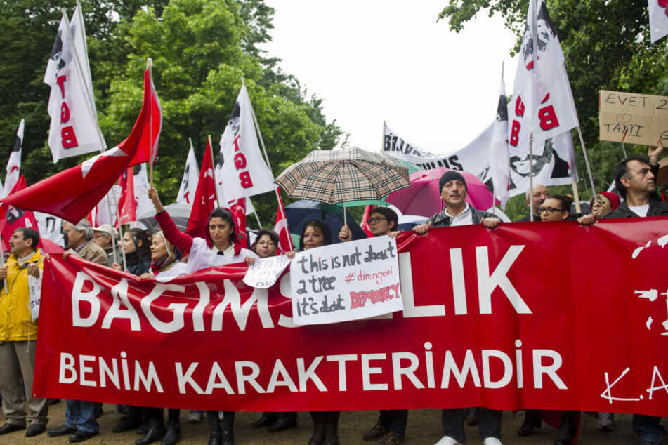 Rund 200 Türken demonstrieren im Juni 2013 in Berlin vor der Türkischen Botschaft gegen die gewaltsame Auflösung von Protestkundgebungen in Istanbul.
