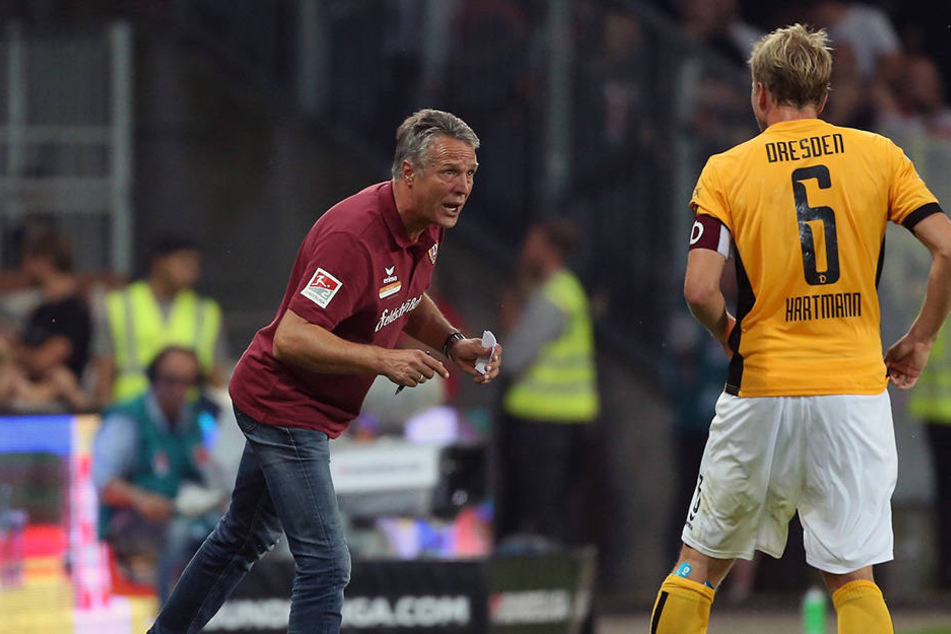 Dynamo-Trainer Uwe Neuhaus (l.) gibt seinem Kapitän Marco Hartmann Anweisungen.