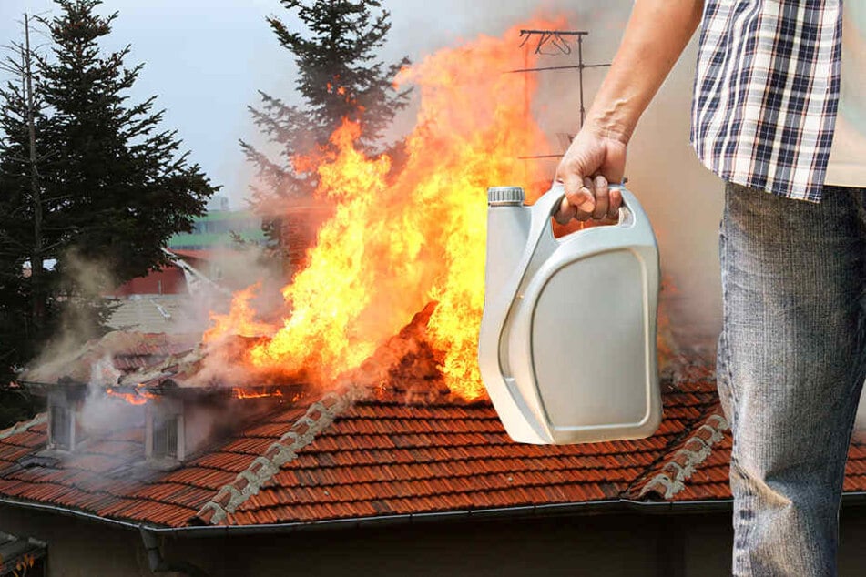 Das komplette Dachgeschoss des Hauses brannte aus. (Symbolbild)