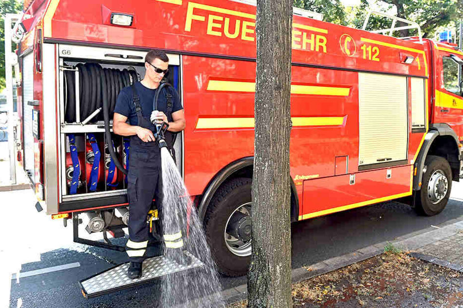 Mit schwerem Gerät löschen die Kameraden den Durst der Bäume.