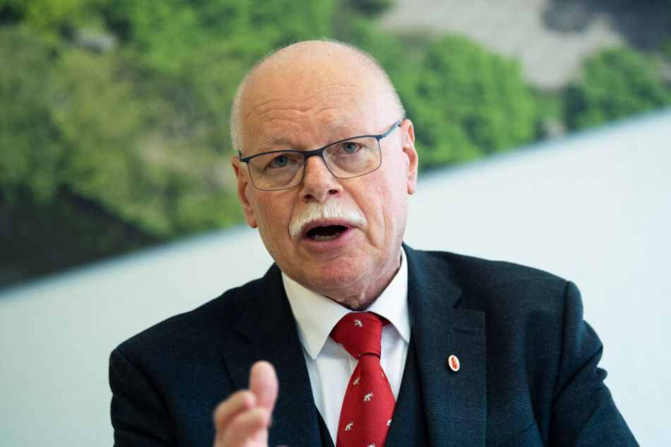 Ulrich Mäurer (SPD), Innensenator von Bremen, bei der Pressekonferenz zur Kriminalstatistik 2018 für das Land Bremen. Er kritisiert die "Maßlose Anspruchshaltung" der DFL.