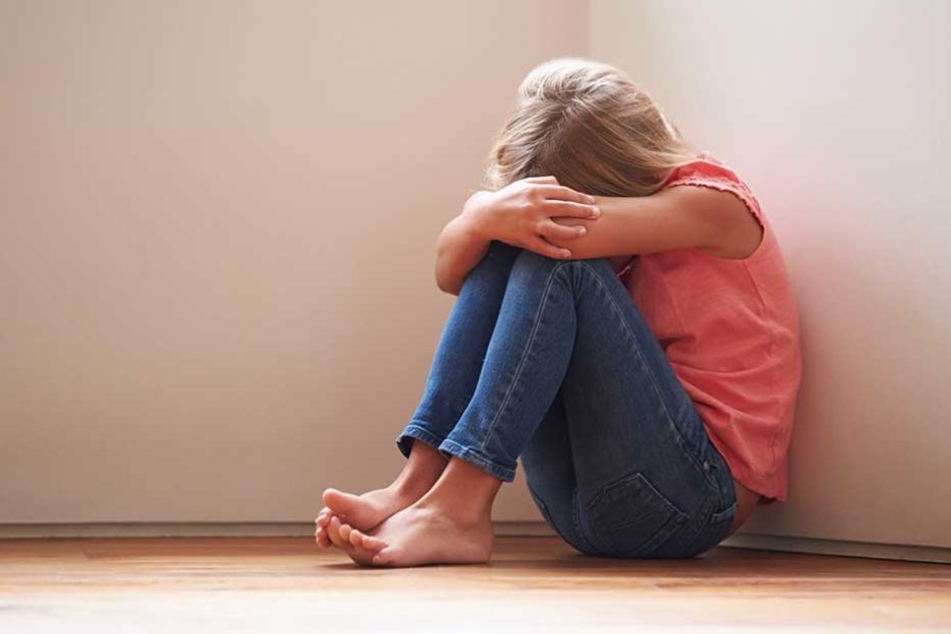 Das Mädchen soll von ihrem Vater misshandelt und sexuell missbraucht worden sein (Symbolfoto).