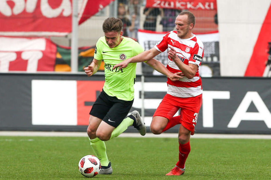 Florian Hansch, hier im Zweikampf mit dem Zwickauer Julius Reinhardt (r.), spielte in der Rückrunde auf Leihbasis für den Zweitliga-Aufsteiger SV Wehen Wiesbaden und kam auf 13 Einsätze.