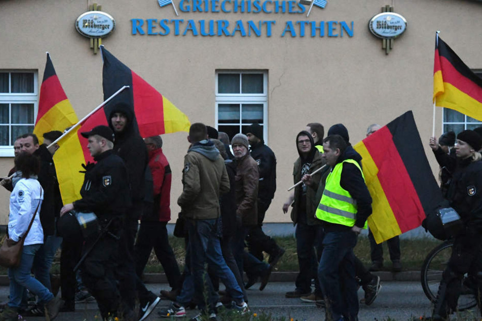 AfD-Anhänger bei einer Demonstration gegen den Migrationspakt in Hessen.