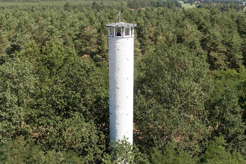 Er könnte bei dieser Hitze auch nackt Dienst schieben: Aus den Fenstern in 19 Metern Höhe sieht der Feuerwächter alles. Aber keiner kann ihn sehen.