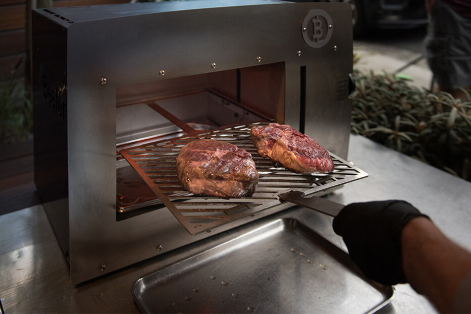 Egal ob Kugelgrill oder die erstklassige Edelstahl-Variante: Hauptsache, das Fleisch bleibt saftig.