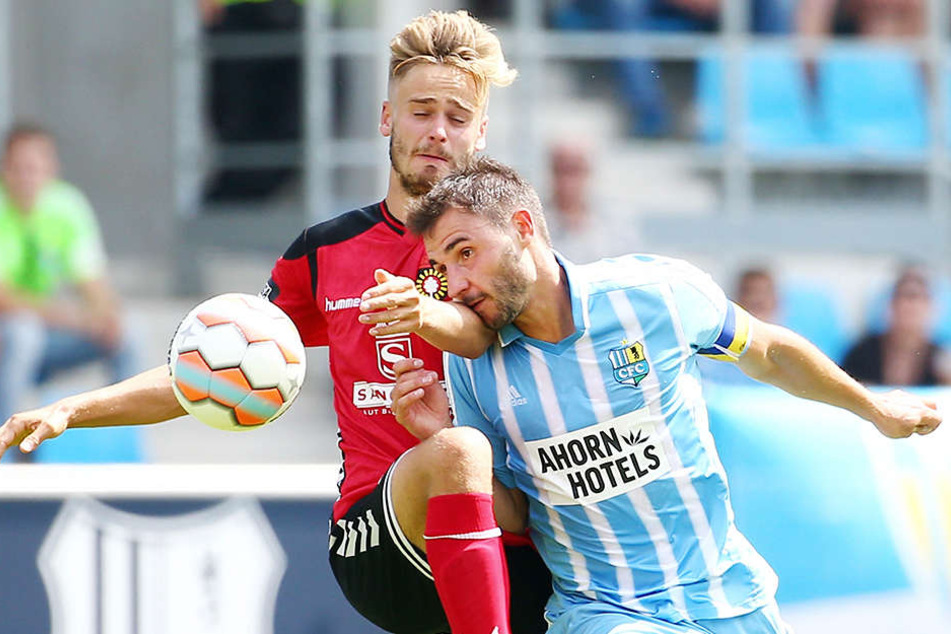 Kevin Conrad, hier im Zweikampf mit Großaspachs Lucas Röser, klagt über Adduktorenbeschwerden.