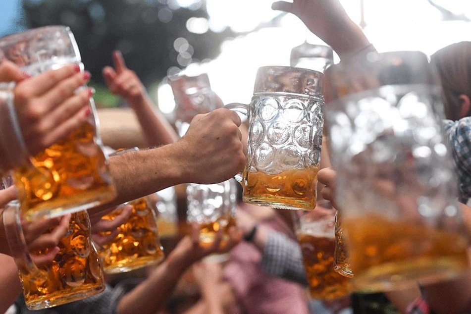 Da haben wieder einige viel zu tief ins Glas geschaut auf der Wiesn... (Symbolbild).