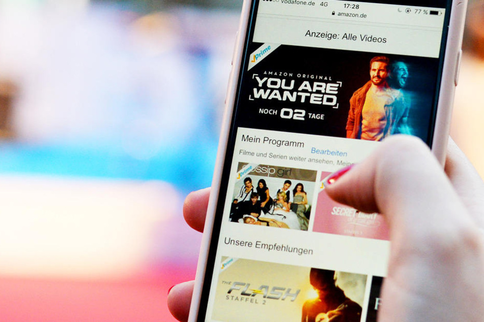 Auf einem Smarthone ist Werbung für die Amazon-Original-Serie "You Are Wanted" des Streaming-Diensts Amazon Prime zu sehen.