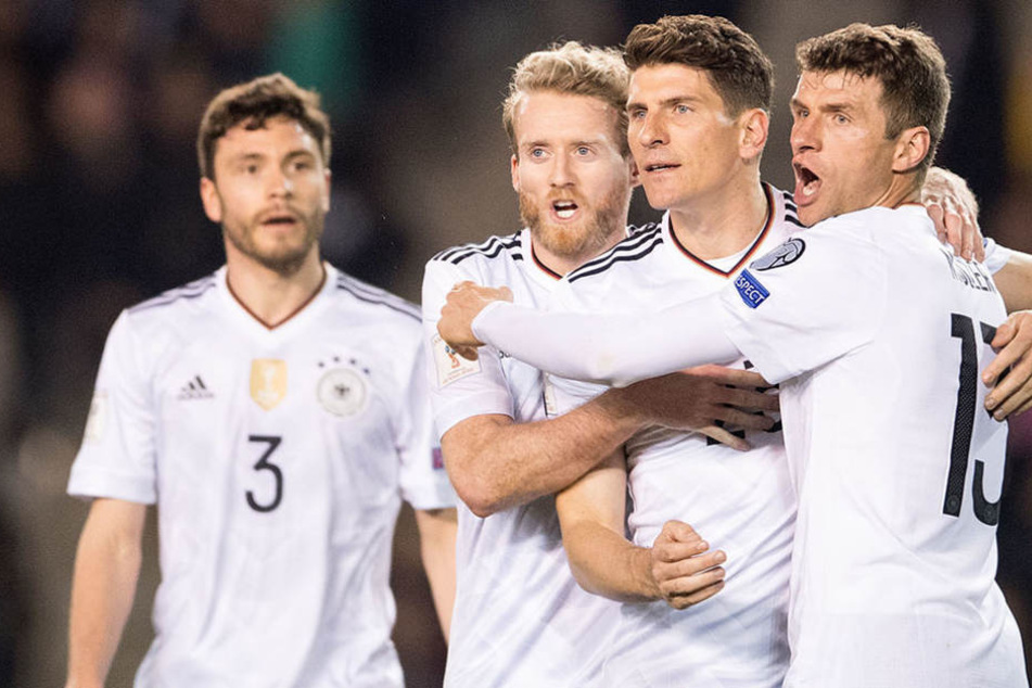Da staunt Thomas Müller (r) nicht schlecht.
