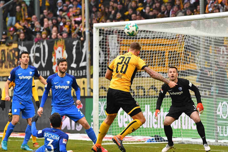 In der Abwehr ist er eine Bank, aber bei Standards taucht Verteidiger Marcel Franke (Nr. 28) gern auch mal im gegnerischen Strafraum auf - wie hier im Spiel gegen den VfL Bochum bei einem Kopfball.