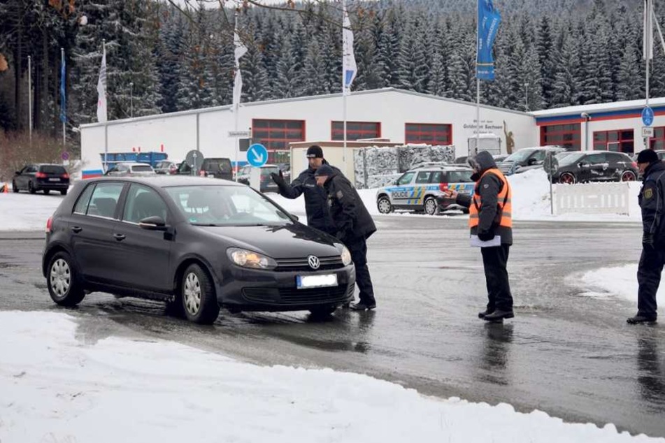 Gemeinsame Verkehrskontrolle: Deutsche und tschechische Polizisten in Klingenthal.
