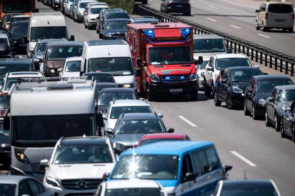 Ein Krankenwagenwagen fährt auf der A9 durch die Rettungsgasse.