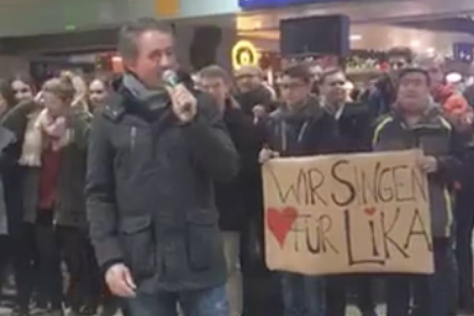 Der Jugendchor am Mittwochabend im Kölner Hauptbahnhof.