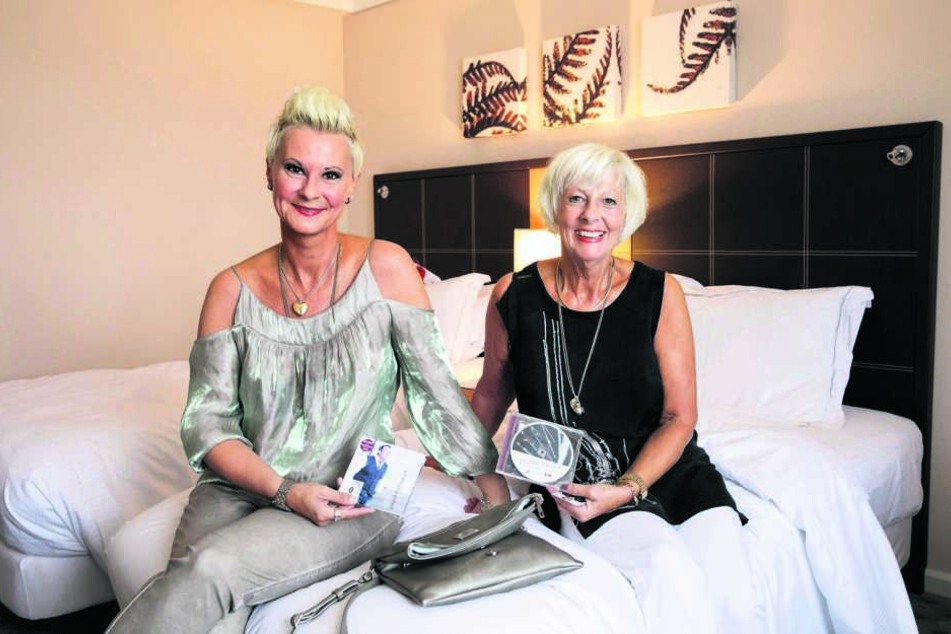 „Von Jahr zu Jahr teurer“: Claudia Wilhelm (45) und Mutti Christine (68)
warteten gestern in ihrem Hilton-Hotelzimmer auf das vierte
Kaisermania-Konzert.