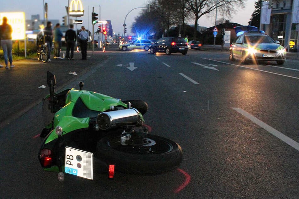 Die Kawasaki und der Biker schlidderten mehrere Meter über die Straße.