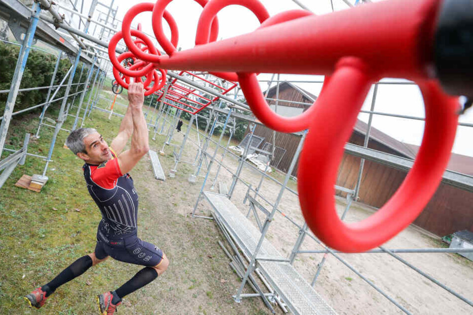 Jörg Eißmann trainiert an einer drehenden Schnecke auf seinem selbstgebauten Parcours den Extremhindernislauf.