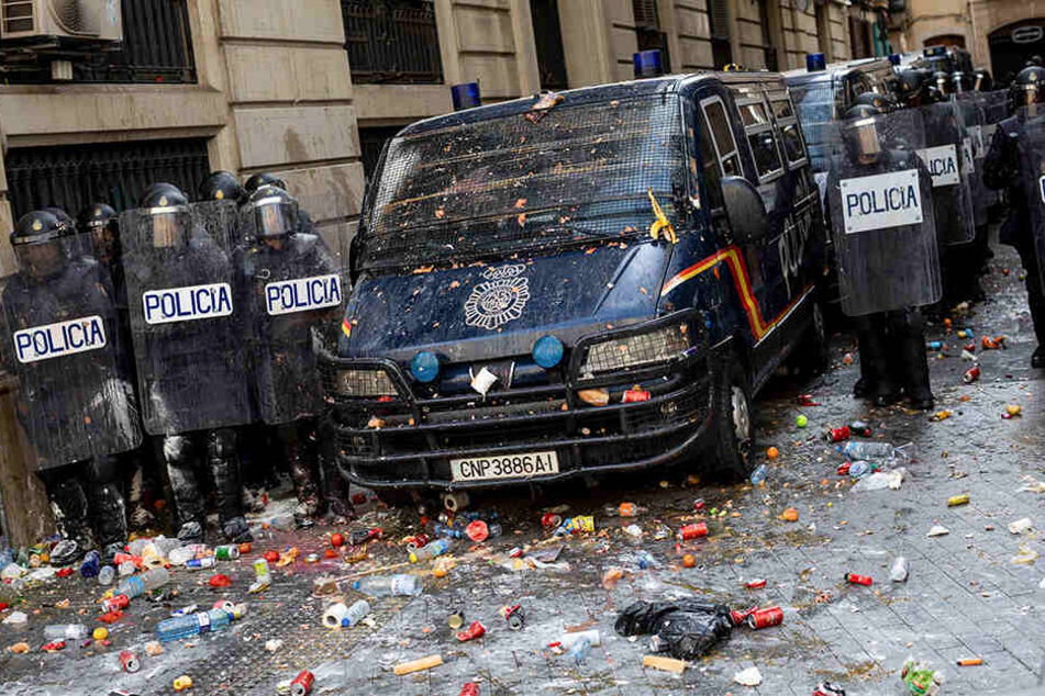 In Katalonien findet seit dem Morgen ein Generalstreik als Reaktion auf lange Haftstrafen für neun Separatistenführer statt. Seit Tagen kommt es immer wieder zu Protesten.
