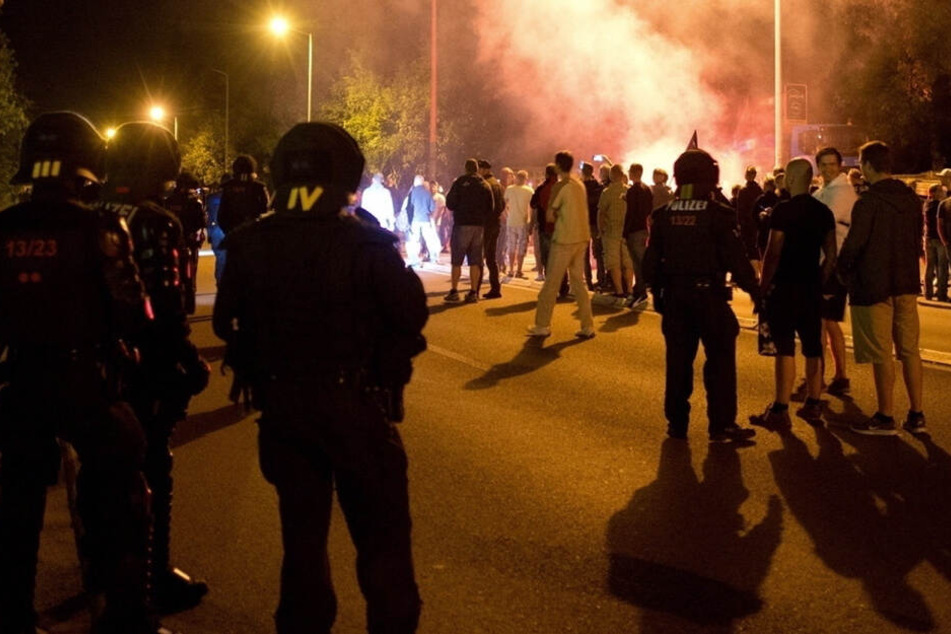 Die Anti-Asyl-Krawalle in Heidenau kamen für die Behörden überraschend. Polizei und Sicherheitsbehörden sahen sich im August 2015 plötzlich einem Mob aus Rechten und Rechtsextremen auf offener Straße gegenüber.