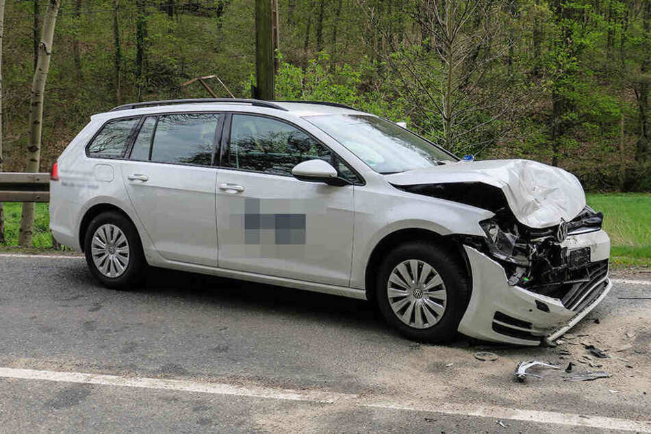 Der VW Golf geriet aus noch ungeklärter Ursache in den Gegenverkehr.