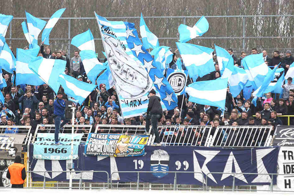 Die mitgereisten Anhänger unterstützten das Team bei der Niederlage im Bruno-Plache-Stadion.