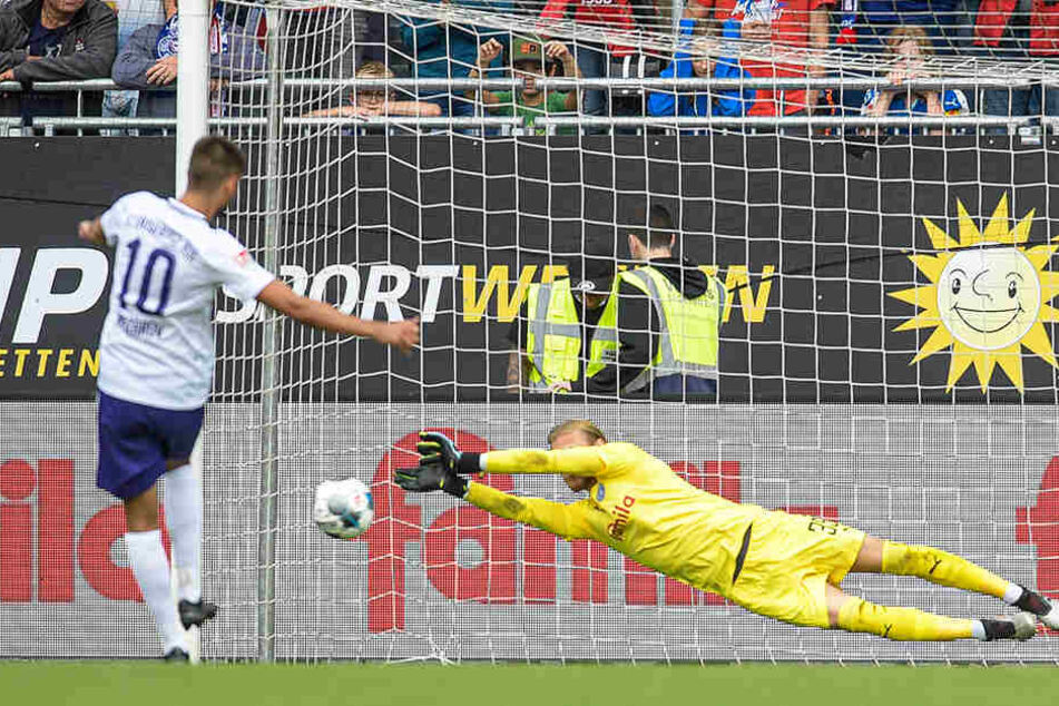 Dimitrij Nazarov (l.) scheitert mit seinem Foulelfmeter an Kiels Keeper Dominik Reimann.