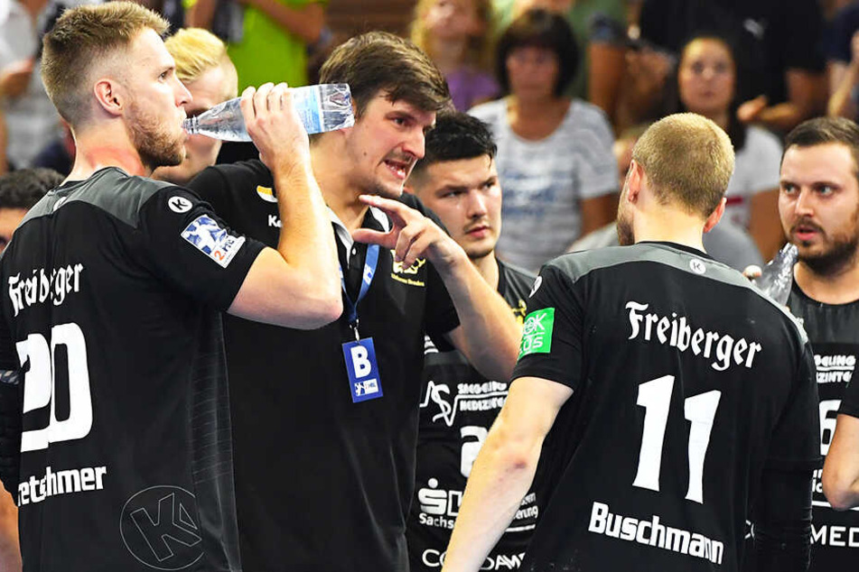 Trainer Rico Göde (2.v.l.) brachte seine Männer nach der Pause auf die Siegerstraße.