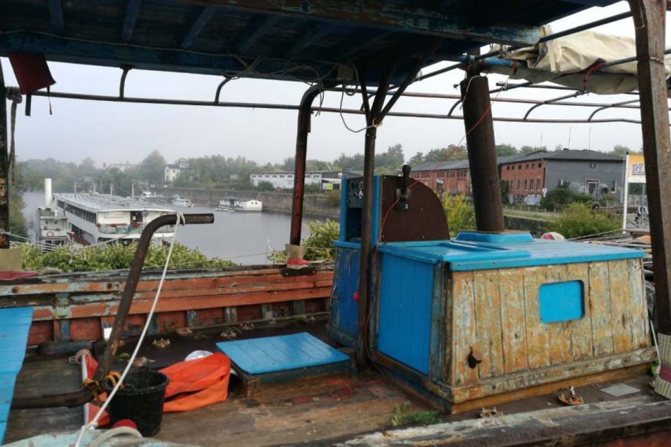 Auf dem Boot werden noch Kunstfiguren installiert.